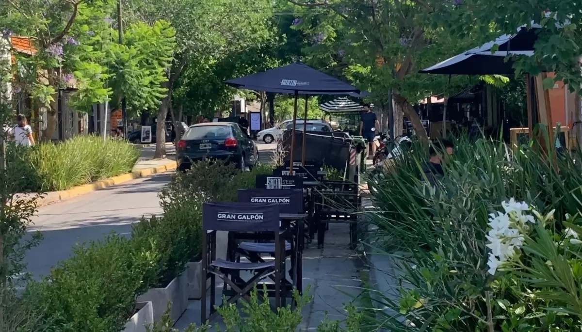 Lo que pedían los vecinos: Bares y restaurantes de City Bell tendrán que retirar los decks de las calles