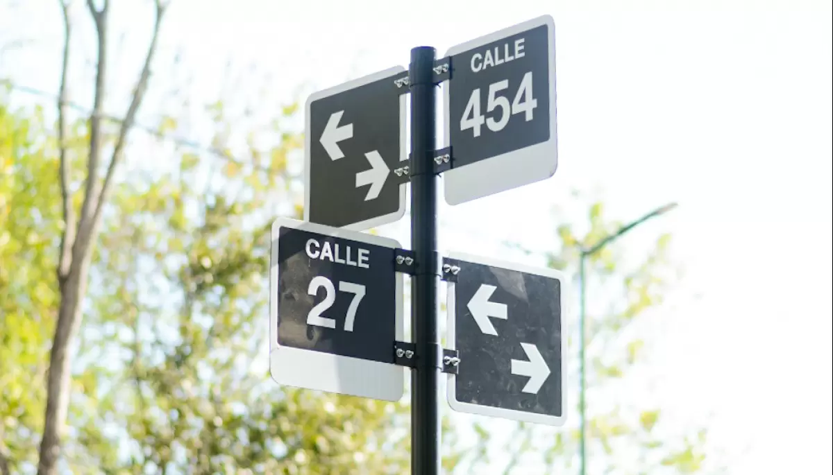 Para que no se pierda el delivery: Nuevos carteles nomencladores de calles en City Bell