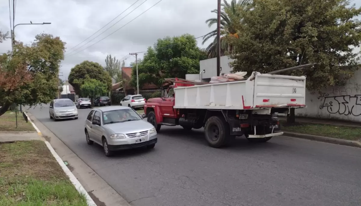 ¿La Calle 28 se convirtió en un Camino Belgrano Bis? En Gonnet piden reductores de velocidad y reordenamiento vehicular
