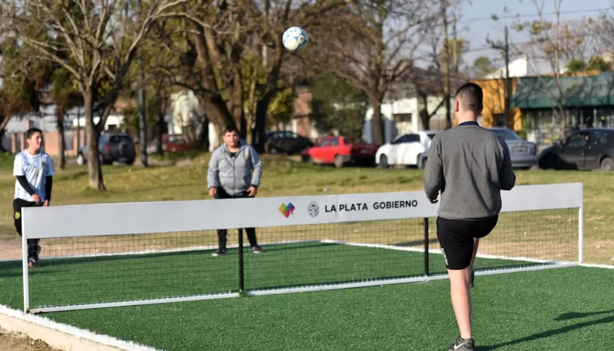 🏀 La Municipalidad de La Plata instalará nuevas canchas de básquet y fútbol tenis en Villa Elisa