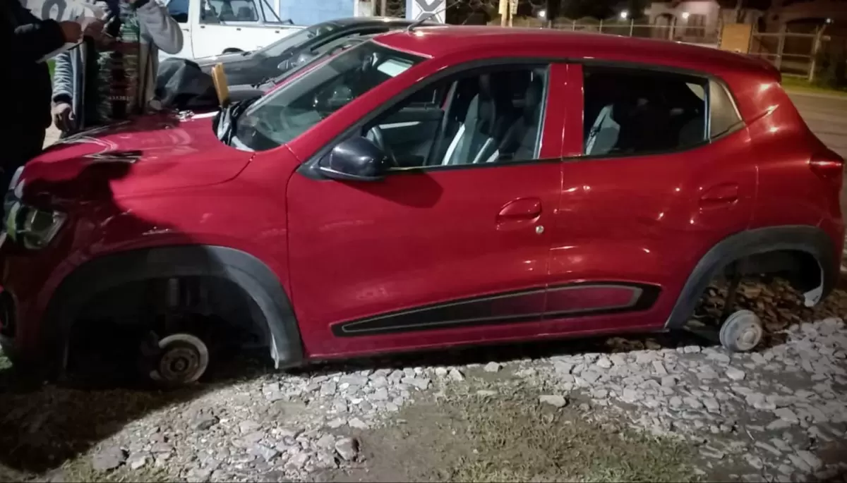 🚗 Video: En Villa Elisa dejaron a un auto sin 3 ruedas en tiempo récord