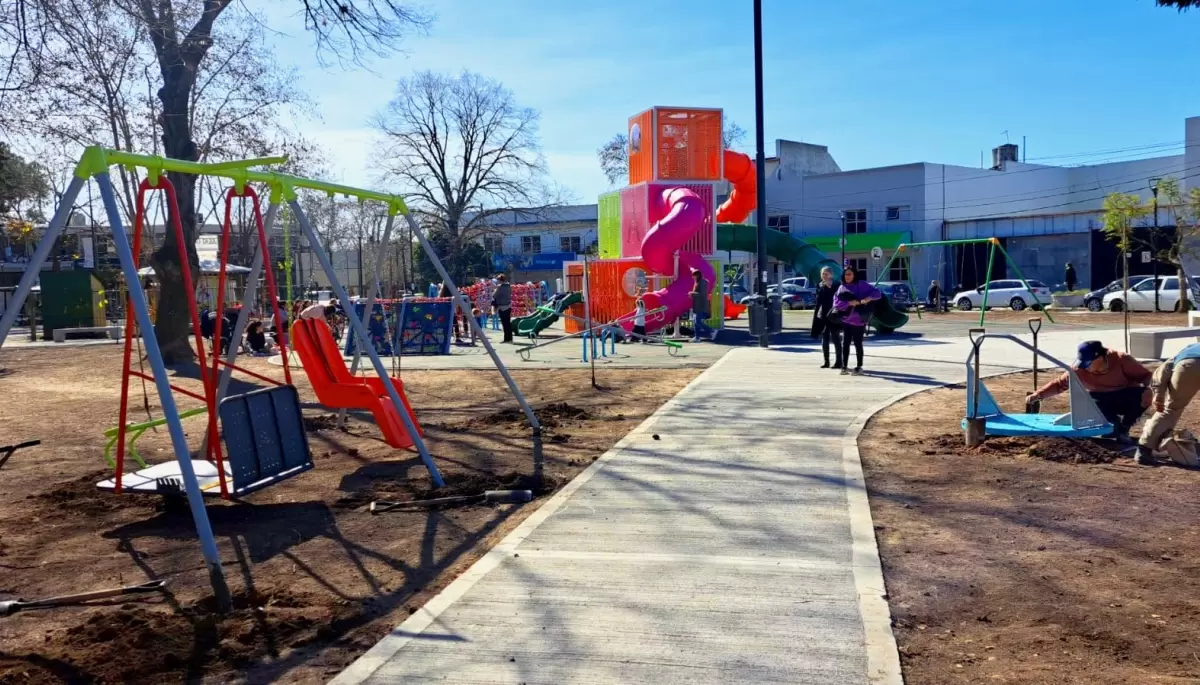♿ ¿Qué juegos inclusivos instalaron en la renovada plaza Belgrano de City Bell?