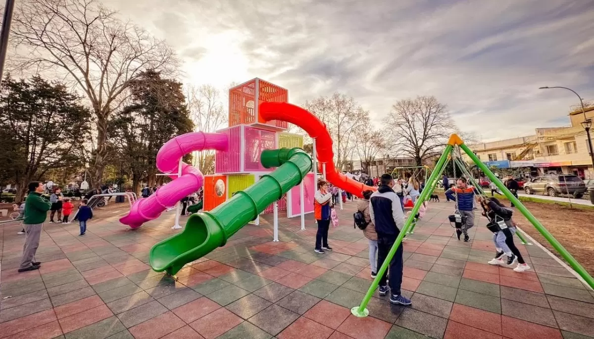 😡 Polémica en City Bell: ¿Adultos usan juegos para personas con discapacidad en la plaza Belgrano?