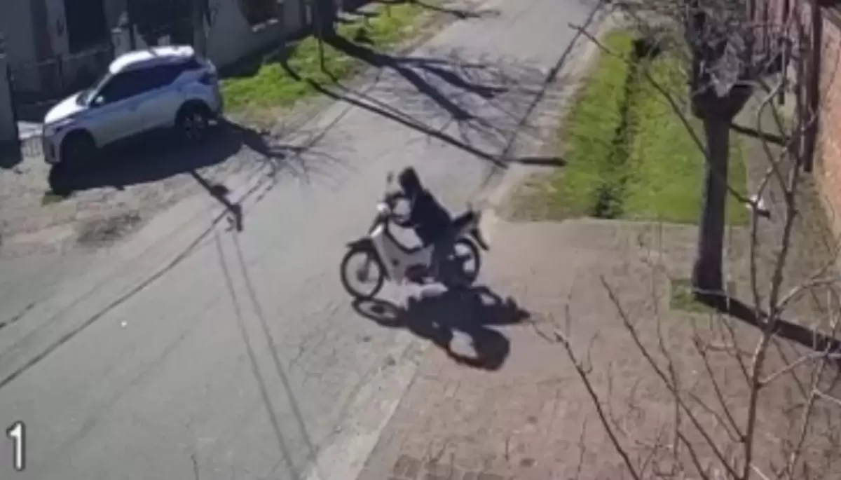 🎦 Cámara de seguridad: Así roban motos en Gonnet a plena luz del día