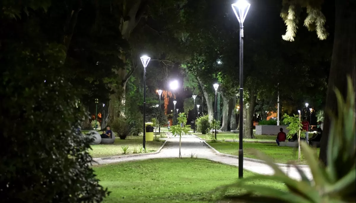 💡 Se hizo la luz en más de 20 plazas y espacios verdes de City Bell, Gonnet y Villa Elisa