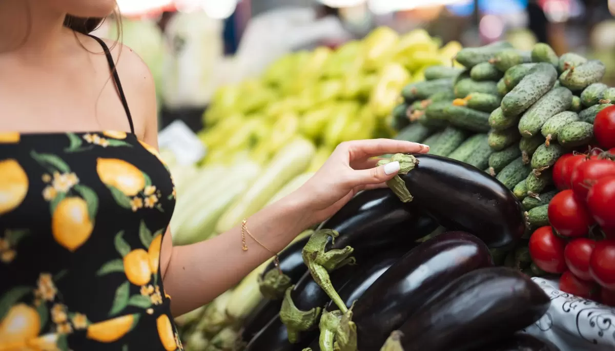 🍆 Feria Verde con precios populares en Villa Elisa: 2 kilos de berenjena por $1000