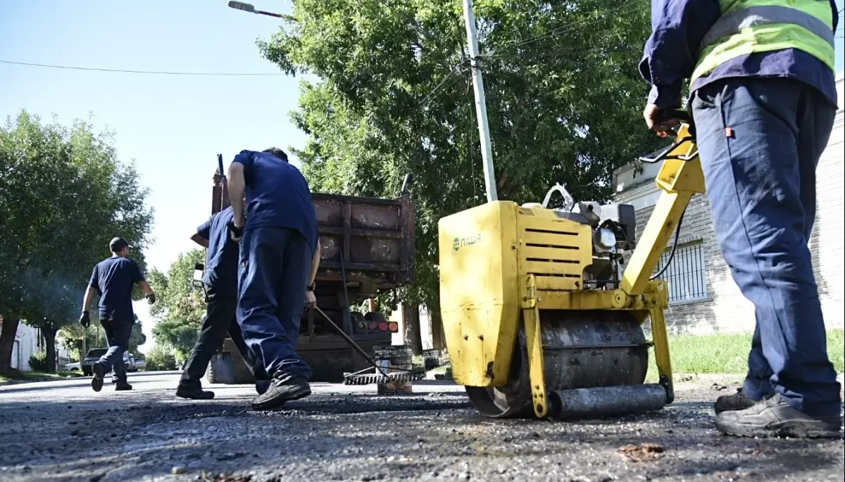 🚧 La Municipalidad de La Plata realizó bacheos en City Bell, Gonnet y Hernández