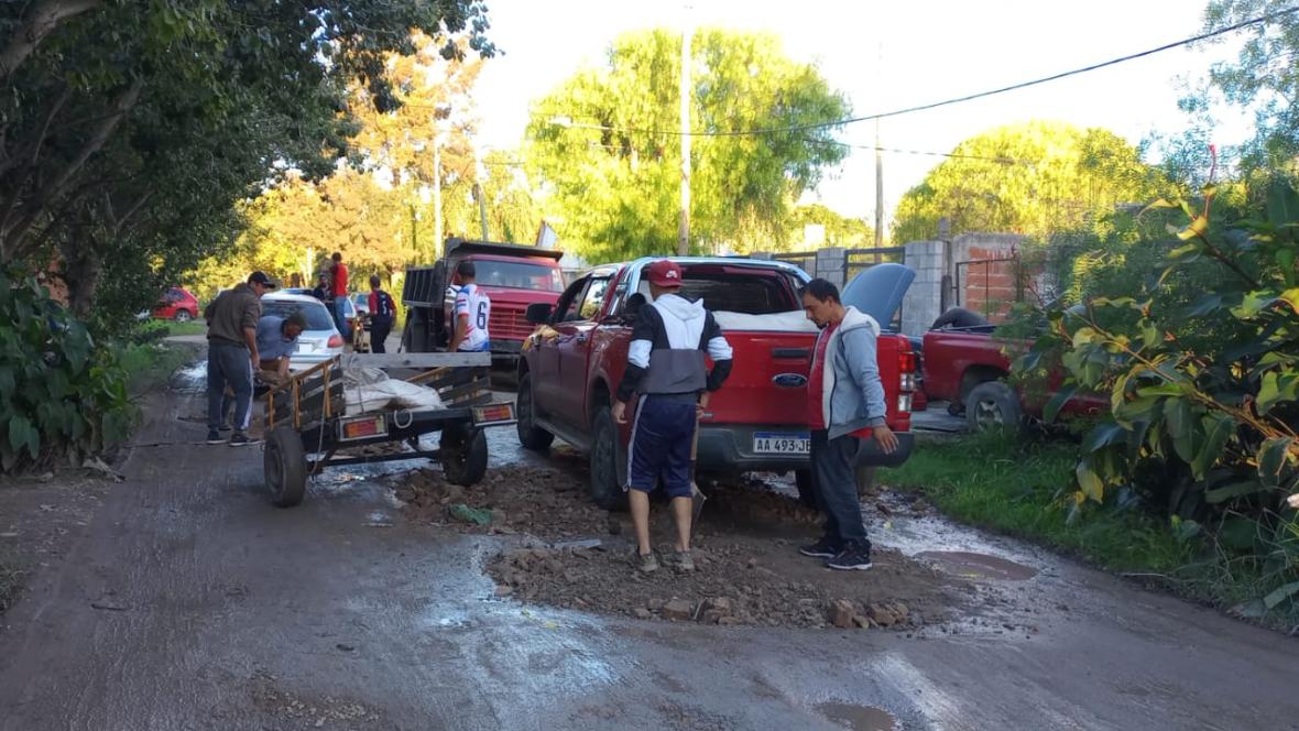 🚧 Vecinos arreglan calles en un barrio abandonado por la Municipalidad de La Plata en la Zona Norte