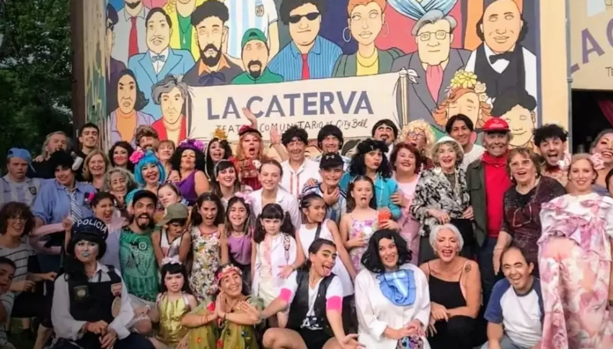 🎭 60 vecinos de City Bell le dan vida a Caterbondi: Teatro, crítica social y humor