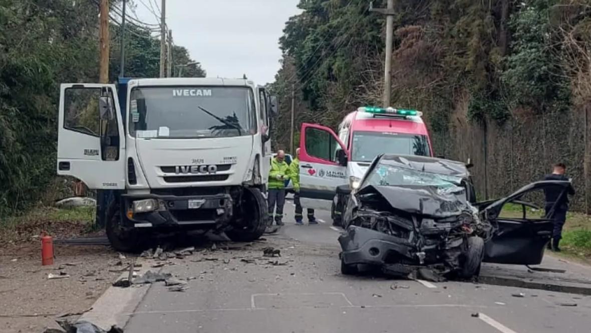 🚨 Choque mortal en City Bell: Murió un automovilista frente al Grand Bell