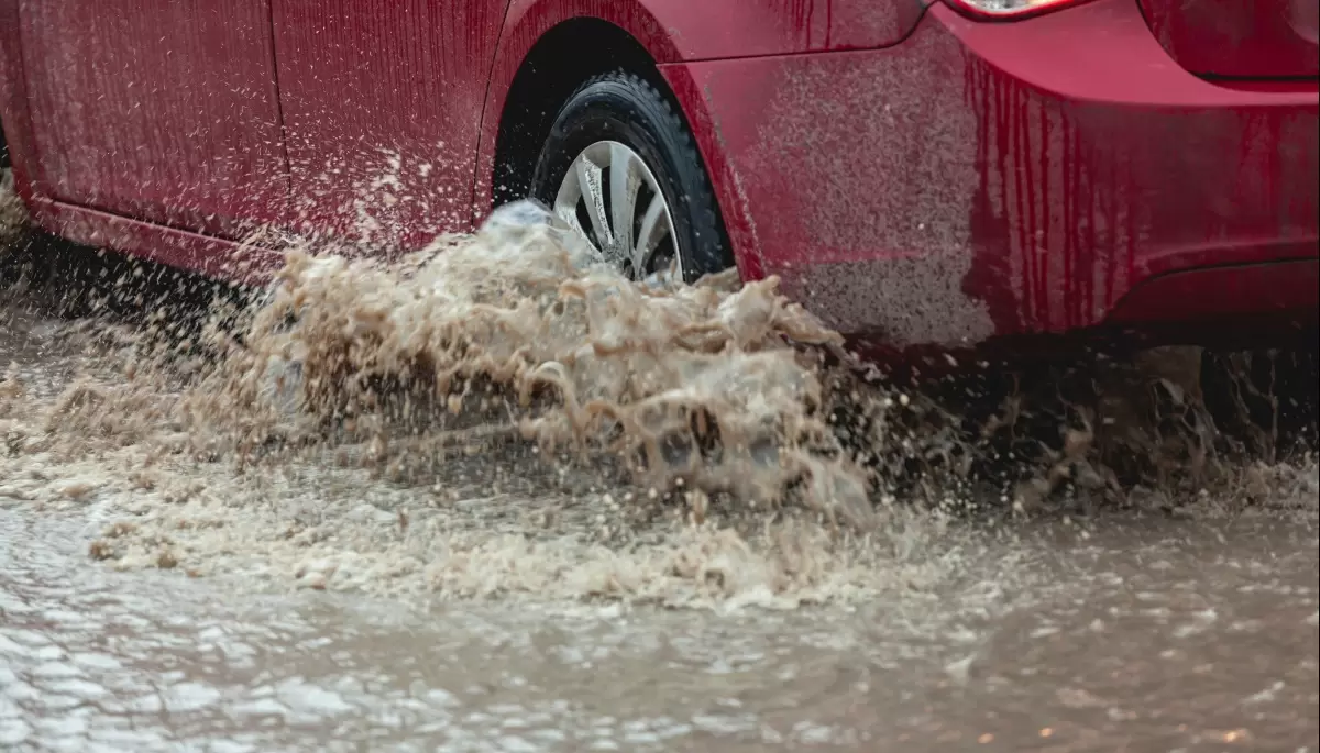 💦 Video: Así está la calle de Gonnet que se convirtió en "laguna"