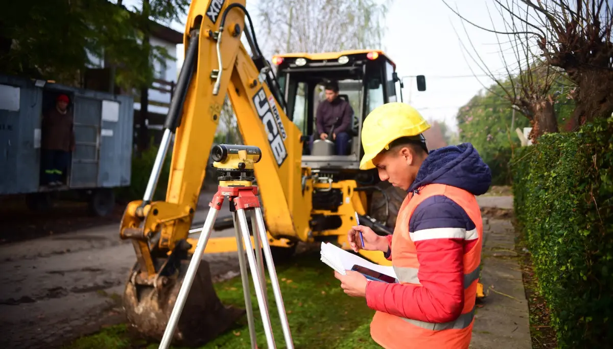 🚧 Instalan nuevas cañerías en Gonnet para evitar anegamientos en una esquina clave