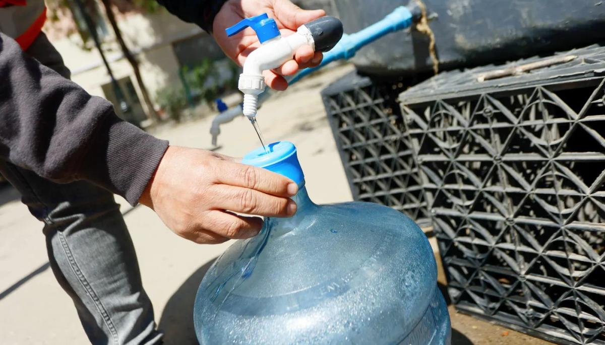 😱 En Gonnet y Villa Castells el agua llega en bidones, con arsénico y aumento de ABSA