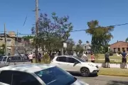 Siguen las largas colas para recibir bidones de agua en Gonnet