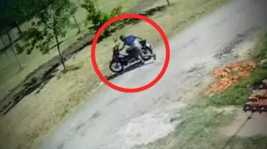 Video: En City Bell robaron una moto en 20 segundos y a plena luz del día