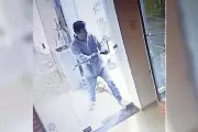 Sonría, lo estamos filmando: Un delincuente intentó ingresar a dos negocios ubicados a escasos metros de la Comisaría de City Bell