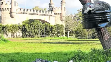 Desidia total en el Parque Pereyra: Encontraron perros muertos y 400 kilos de basura
