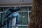 Vecinos sin paz: Amenazas, golpes, y robos en Arturo Seguí y City Bell