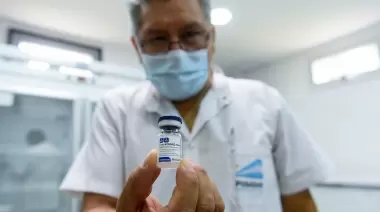 ¿Me puedo dar la vacuna contra la gripe si me di la de COVID-19?