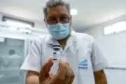 ¿Me puedo dar la vacuna contra la gripe si me di la de COVID-19?