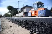 Asfalto, cordón y desagote para una importante calle de City Bell