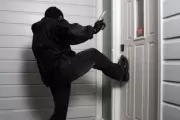 Milagro: Resisten robo soportando golpes tras la puerta en Villa Elisa