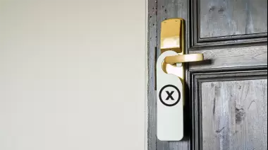 Alerta vecinal en City Bell: ¿Marcan casas dejando publicidades?