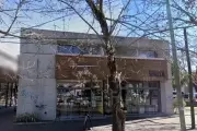Bronca en City Bell: 2 robos consecutivos en el Centro Comercial