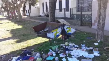 Denuncia por microbasural en la puerta de una Escuela en Arturo Seguí