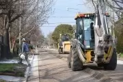 A punto de estrenarse: Siguen asfaltando las calles de City Bell