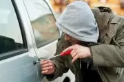 City Bell: Dejó un minuto el auto con la mochila adentro y la robaron