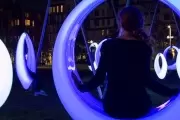 Plaza de la Energía en Gonnet: Efectos lumínicos, paneles y hamacas LED