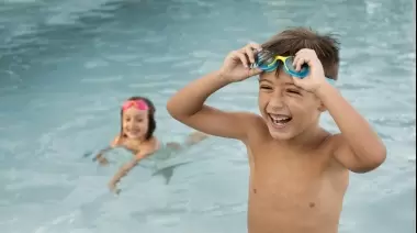 Sumate: Clases gratuitas para aprender a nadar en "La Repu" de Gonnet