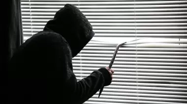 12 jóvenes cautivos en City Bell: Robo, amenazas, violencia y misterio