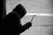 12 jóvenes cautivos en City Bell: Robo, amenazas, violencia y misterio