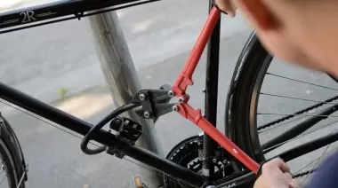 Volvieron con todo los robos de motos y bicis en City Bell, Gorina y Seguí