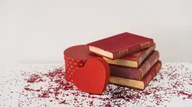 💝 En este San Valentín la Biblioteca Alejo Iglesias te ayuda con el regalo