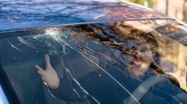 "Tira piedras" en City Bell: 8 autos atacados en menos de 24 horas