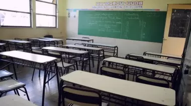 Drama en Escuela de Villa Elisa: Siguen sin gas y calientan las viandas al sol