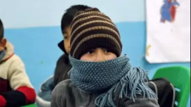 Con frío y por turnos: En City Bell sigue faltando el gas en las aulas