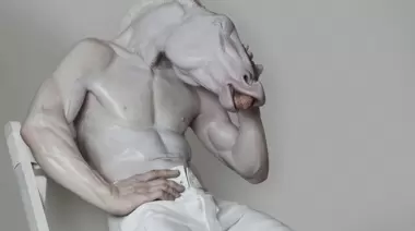 Abril Barrado: La premiada y asombrosa escultora que trabaja bajo la paz de City Bell