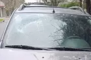Vandalismo en City Bell: Ahora las víctimas son los autos que duermen en la calle