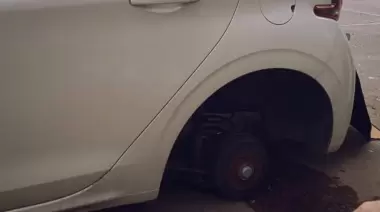 No se salva nadie en City Bell: Roba ruedas atacaron en la puerta de un jardín