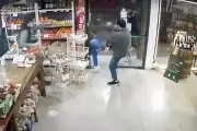 Video: 4 ladrones violentos y armados asaltaron una vinoteca en Gonnet