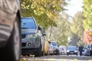 🚗 Estacionamiento Medido en City Bell: Vecinos indignados por "derrame" de vehículos