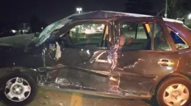 Video: En Villa Elisa un micro embistió a un auto y dejó dos heridos