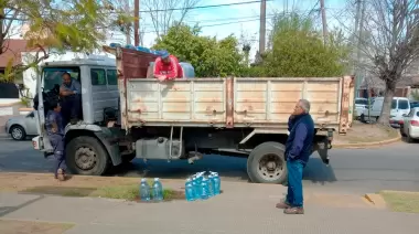 Sigue el drama de los bidones de ABSA en Gonnet: "Tengo que tomar agua envenenada"