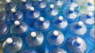 ¿Qué pasa con el agua en Gonnet? ABSA entrega pocos bidones y no da respuestas