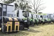 Basura: En Villa Elisa presentaron los nuevos camiones de residuos