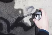Vandalismo en City Bell: Pintaron un colegio y lo compartieron en Instagram